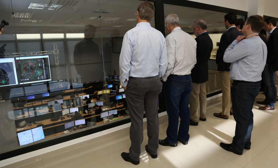 Smart Copel já funciona com novo centro de operações. O presidente da Copel, Daniel Pimentel Slaviero, e o diretor da Copel Distribuição, Antonio Guetter, visitaram nesta sexta-feira (25) a unidade. Eles conversaram com os funcionários e viram como funcionam desde o setor de operações até o atendimento.  -  Curitiba, 25/01/2019  -  Foto: Dani Catisti/Copel