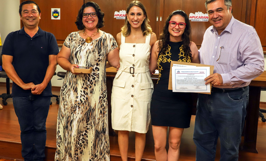 O secretário de estado da saúde, Beto Preto, participou na noite desta quinta-feira (24), da solenidade de formatura da 2ª turma de Residência Multiprofissional, da Autarquia Municipal de Saúde de Apucarana.Foto:Josias Pinto/Divulgação -SESA