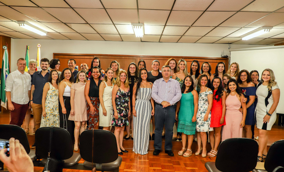 O secretário de estado da saúde, Beto Preto, participou na noite desta quinta-feira (24), da solenidade de formatura da 2ª turma de Residência Multiprofissional, da Autarquia Municipal de Saúde de Apucarana.Foto:Josias Pinto/Divulgação -SESA
