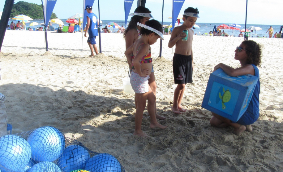 Brincadeiras unem famílias e ensinam de forma lúdica  -  Foto: Divulgação Sanepar