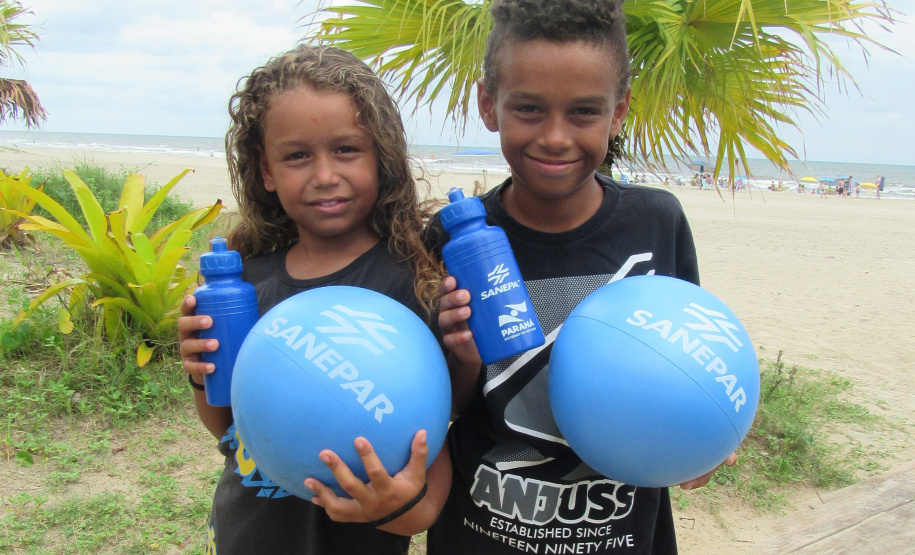 Mahdiy e Taleb lembram das mensagens de não desperdiçar água e preservar a fauna marinha  -  Foto: Divulgação Sanepar