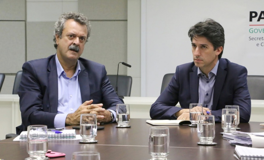 O Governo do Estado trabalha na conclusão do Programa de Modernização dos Processos de Licenciamento, Outorga, Fiscalização e Monitoramento Ambiental, que tem recursos do Banco Mundial. Nesta sexta-feira (25) o secretário Planejamento e Projetos Estruturantes, Valdemar Bernardo Jorge, se reuniu com o secretário interino de Desenvolvimento Ambiental e Turismo, Everton Souza, para discutir o cronograma de implantação do novo programa. Foto: Divulgação/ANPr