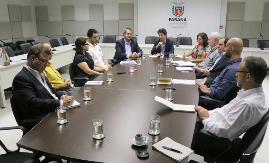 O Governo do Estado trabalha na conclusão do Programa de Modernização dos Processos de Licenciamento, Outorga, Fiscalização e Monitoramento Ambiental, que tem recursos do Banco Mundial. Nesta sexta-feira (25) o secretário Planejamento e Projetos Estruturantes, Valdemar Bernardo Jorge, se reuniu com o secretário interino de Desenvolvimento Ambiental e Turismo, Everton Souza, para discutir o cronograma de implantação do novo programa. Foto: Divulgação/ANPr