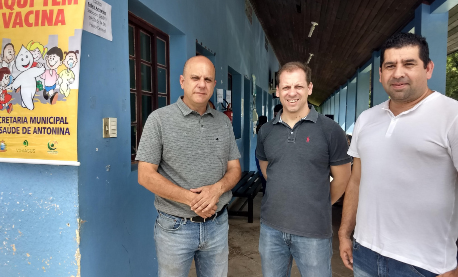 Com a confirmação da presença do vírus da febre amarela no Litoral do Paraná, em macacos encontrados mortos nesta semana, a Secretaria de Estado da Saúde fez duas grandes mobilizações neste sábado (26). Enviou profissionais, insumos e materiais de comunicação para reforçar as ações e a vacinação contra a doença em Antonina e organizou uma reunião técnica em Matinhos.
Foto:SESA