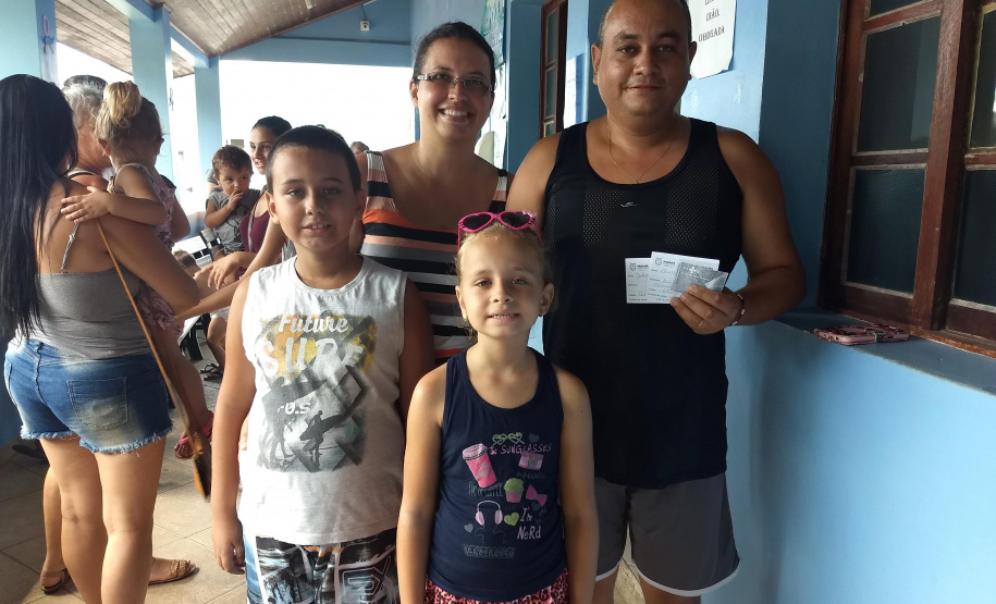 A notícia da circulação do vírus da febre amarela levou muita gente aos postos de saúde, como a família de Cleverson de Freitas Ramos. As crianças – José Ricardo, de 9 anos, e Ana Carolina, de 8 – estavam com a carteirinha em dia. Assim foi a vez dos pais serem imunizados. FOTO:SESA