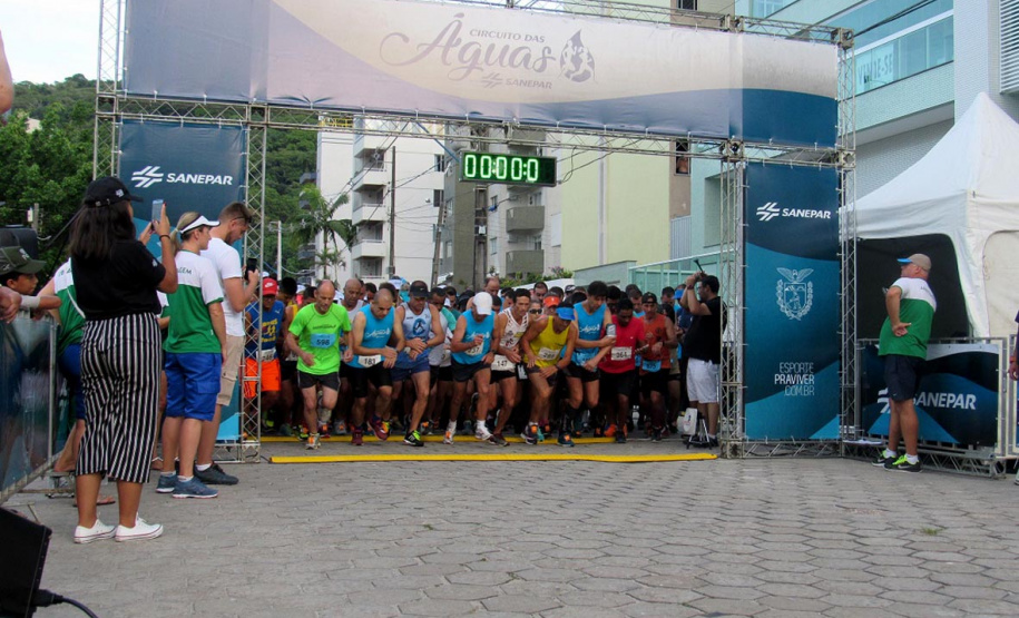 A temporada esportiva da Sanepar foi aberta neste domingo (27) no Balneário Caiobá, em Matinhos Matinhos. A primeira etapa do Circuito das Águas 2019, que faz parte das comemorações dos 56 anos da companhia, reuniu quase mil atletas em provas de 2,5 km, 5 km e 10 km, com partida simultânea às 7h30.Foto: Sanepar