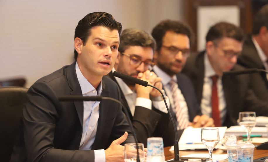 A Copel vai adotar uma série de medidas para reduzir custos. As primeiras iniciativas, que vão gerar economia de R$ 10 milhões por ano, foram anunciadas pelo governador Carlos Massa Ratinho Junior e pelo presidente da companhia, Daniel Pimentel Slaviero, nesta terça-feira (29), durante a reunião da equipe do governo, no Palácio Iguaçu.Foto: Rodrigo Felix Leal/ANPr