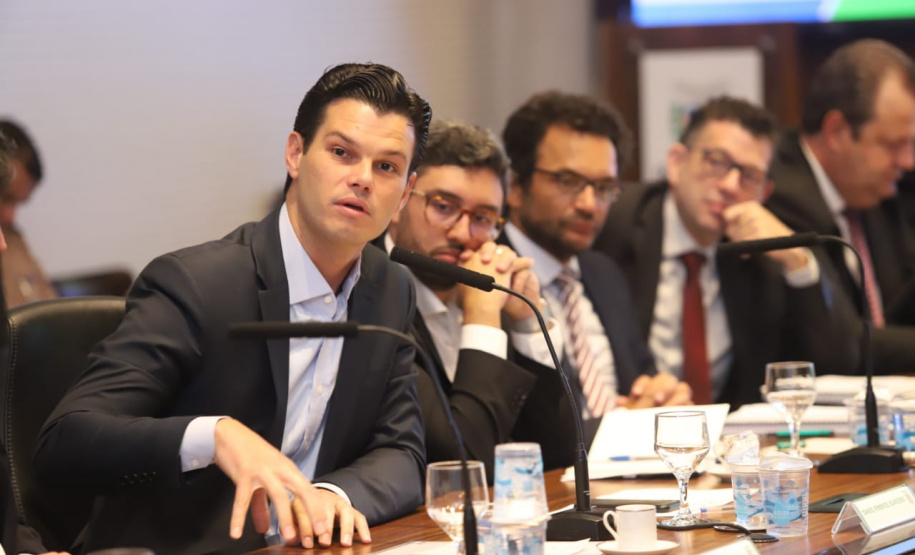 A Copel vai adotar uma série de medidas para reduzir custos. As primeiras iniciativas, que vão gerar economia de R$ 10 milhões por ano, foram anunciadas pelo governador Carlos Massa Ratinho Junior e pelo presidente da companhia, Daniel Pimentel Slaviero, nesta terça-feira (29), durante a reunião da equipe do governo, no Palácio Iguaçu.Foto: Rodrigo Felix Leal/ANPr