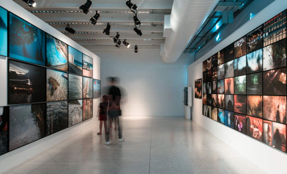 O público infantojuvenil, a partir de 11 anos, é o alvo da oficina interativa “Amarelinha Reflexiva: um tour interativo pela Bienal”, que acontecerá nesta quarta-feira (30/1) no Museu Oscar Niemeyer – MON. - Curitiba, 29/01/2019 - Foto: Marcello Kawase