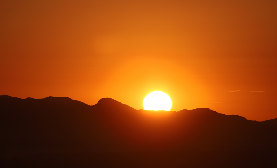 Como ocorre em várias regiões do Brasil, a onda de calor neste início de
ano está provocando o aumento do consumo de energia no Paraná. Foto: José Fernanda Ogura/ANPr