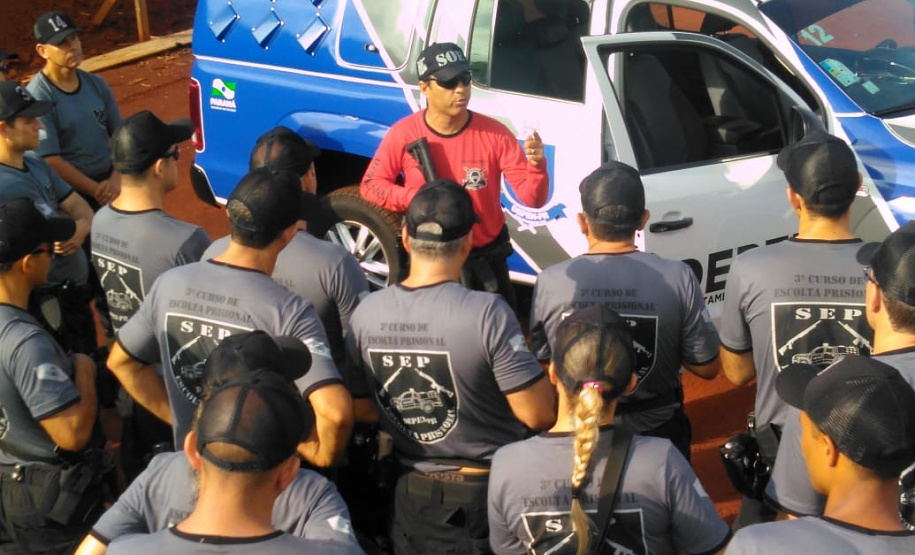 Agentes penitenciários que integram o quadro efetivo do Estado participaram do terceiro curso de escolta prisional realizado na cidade de Maringá. O objetivo foi capacitar esses servidores para compor os grupos especializados do Setor de Escolta Prisional do Departamento Penitenciário do Paraná (Depen). Foto: Divulgação/Depen