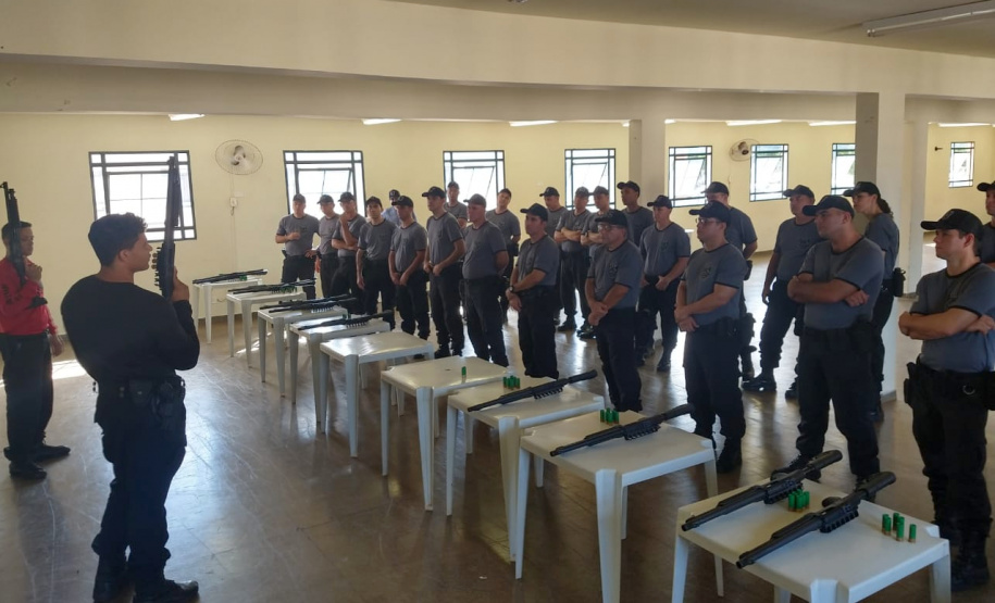 Agentes penitenciários que integram o quadro efetivo do Estado participaram do terceiro curso de escolta prisional realizado na cidade de Maringá. O objetivo foi capacitar esses servidores para compor os grupos especializados do Setor de Escolta Prisional do Departamento Penitenciário do Paraná (Depen). Foto: Divulgação/Depen
