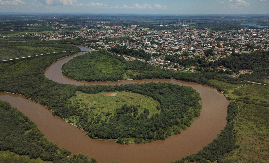 A implantação da navegação a vapor no Rio Iguaçu, em 1882, para o escoamento de erva e de madeira e a chegada de imigrantes poloneses, que também passaram a cultivar o produto que já era consumido pelos indígenas da região, são outros fatores históricos ligados à produção local da erva-mate. Foto: José Fernando Ogura/ANPr