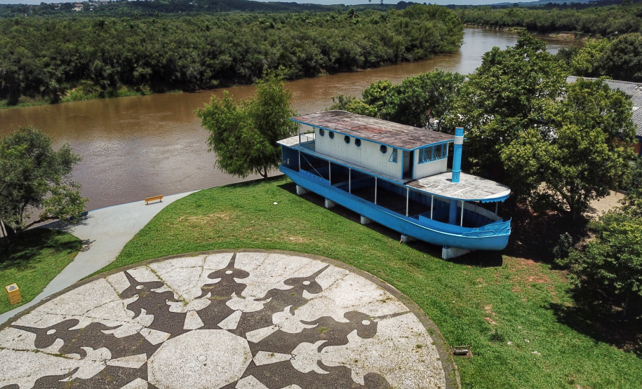 A implantação da navegação a vapor no Rio Iguaçu, em 1882, para o escoamento de erva e de madeira e a chegada de imigrantes poloneses, que também passaram a cultivar o produto que já era consumido pelos indígenas da região, são outros fatores históricos ligados à produção local da erva-mate. Foto: José Fernando Ogura/ANPr