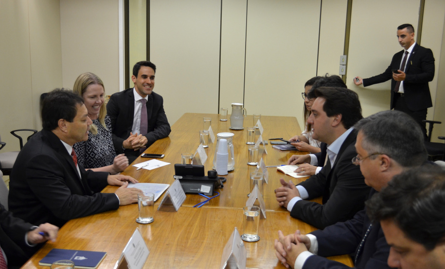 O governador Carlos Massa Ratinho Junior cumpriu nesta quarta-feira (30) em Brasília agenda com ministros de Estado, autoridades do Poder Judiciário e órgãos de fiscalização. Na foto, o governador  com o ministro Adalberto Santos de Vasconcelos, secretário especial da Secretaria do Programa de Parcerias de Investimentos (PPI). -  Brasília, 30/01/2019  -  Foto: Divulgação ANPr
