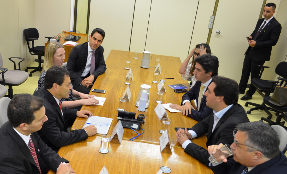 O governador Carlos Massa Ratinho Junior cumpriu nesta quarta-feira (30) em Brasília agenda com ministros de Estado, autoridades do Poder Judiciário e órgãos de fiscalização. Na foto, o governador  com o ministro Adalberto Santos de Vasconcelos, secretário especial da Secretaria do Programa de Parcerias de Investimentos (PPI). -  Brasília, 30/01/2019  -  Foto: Divulgação ANPr