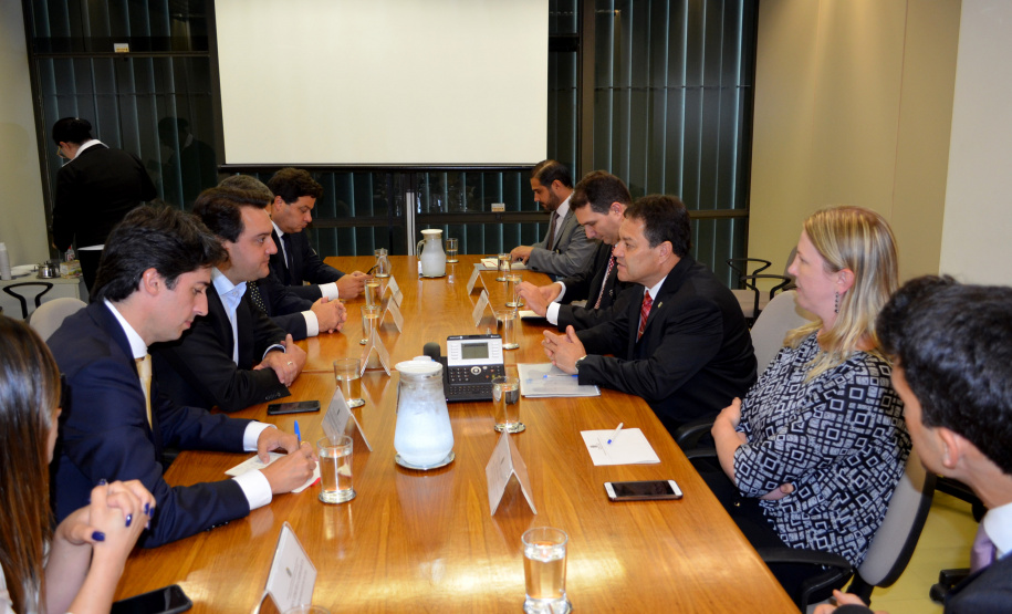 O governador Carlos Massa Ratinho Junior cumpriu nesta quarta-feira (30) em Brasília agenda com ministros de Estado, autoridades do Poder Judiciário e órgãos de fiscalização. Na foto, o governador  com o ministro Adalberto Santos de Vasconcelos, secretário especial da Secretaria do Programa de Parcerias de Investimentos (PPI). -  Brasília, 30/01/2019  -  Foto: Divulgação ANPr