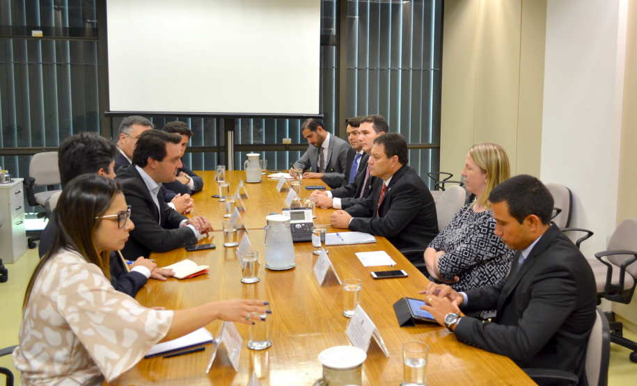 O governador Carlos Massa Ratinho Junior cumpriu nesta quarta-feira (30) em Brasília agenda com ministros de Estado, autoridades do Poder Judiciário e órgãos de fiscalização. Na foto, o governador  com o ministro Adalberto Santos de Vasconcelos, secretário especial da Secretaria do Programa de Parcerias de Investimentos (PPI). -  Brasília, 30/01/2019  -  Foto: Divulgação ANPr