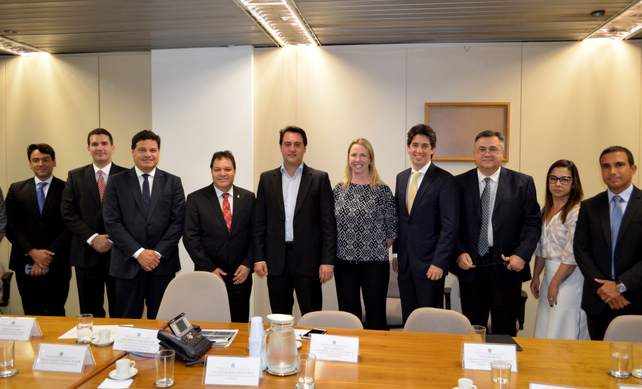 O governador Carlos Massa Ratinho Junior cumpriu nesta quarta-feira (30) em Brasília agenda com ministros de Estado, autoridades do Poder Judiciário e órgãos de fiscalização. Na foto, o governador  com o ministro Adalberto Santos de Vasconcelos, secretário especial da Secretaria do Programa de Parcerias de Investimentos (PPI). -  Brasília, 30/01/2019  -  Foto: Divulgação ANPr
