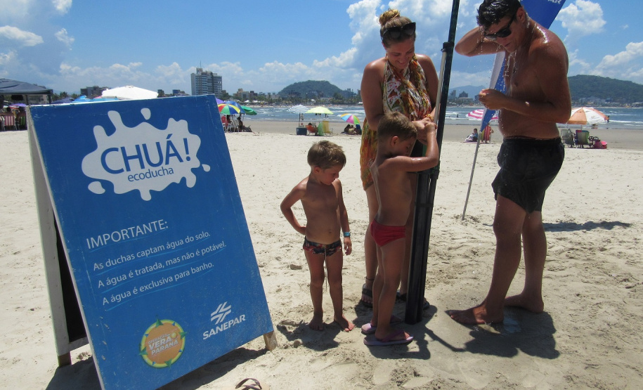 Entrou em funcionamento mais um ponto com as duchas ecológicas no Litoral do Paraná. A Sanepar instalou os equipamentos no balneário Morro do Cristo, em Guaratuba, para também oferecer conforto aos veranistas daquele local. -  Foto: Sanepar