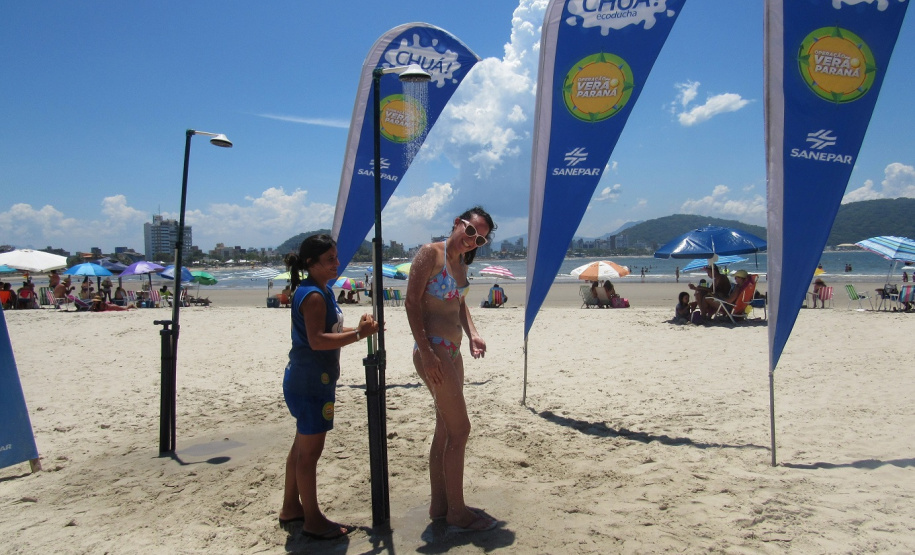 Entrou em funcionamento mais um ponto com as duchas ecológicas no Litoral do Paraná. A Sanepar instalou os equipamentos no balneário Morro do Cristo, em Guaratuba, para também oferecer conforto aos veranistas daquele local. -  Foto: Sanepar
