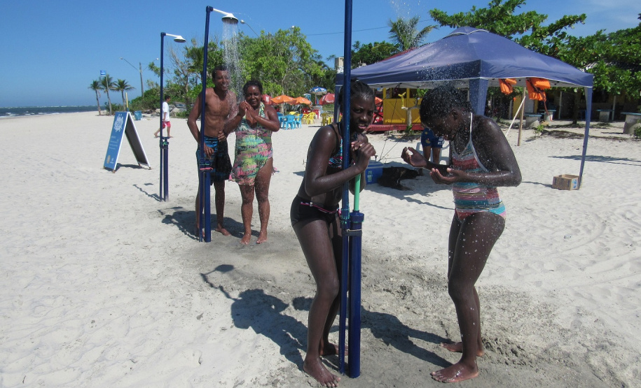 Entrou em funcionamento mais um ponto com as duchas ecológicas no Litoral do Paraná. A Sanepar instalou os equipamentos no balneário Morro do Cristo, em Guaratuba, para também oferecer conforto aos veranistas daquele local. -  Foto: Sanepar