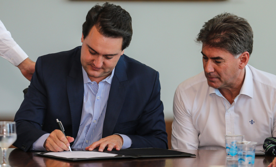 O Governador do Estado, Carlos Massa Ratinho Junior, assina o decreto que transfere a sede do governo para Cascavel, durante o Show Rural.
Curitiba,31/01/2019. Foto: Geraldo Bubniak/ANPr