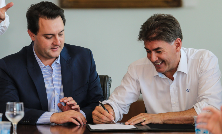 O Governador do Estado, Carlos Massa Ratinho Junior, assina o decreto que transfere a sede do governo para Cascavel, durante o Show Rural.
Curitiba,31/01/2019. Foto: Geraldo Bubniak/ANPr