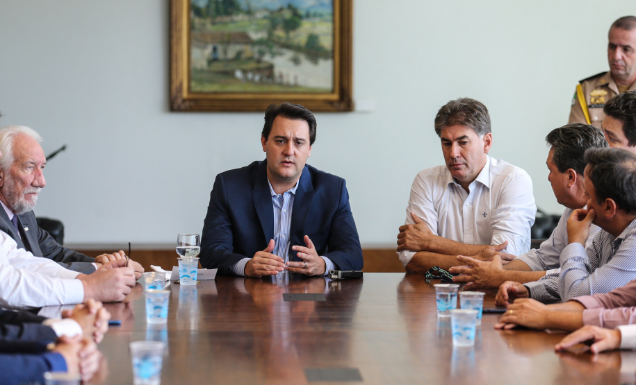 O Governador do Estado, Carlos Massa Ratinho Junior, assina o decreto que transfere a sede do governo para Cascavel, durante o Show Rural.
Curitiba,31/01/2019. Foto: Geraldo Bubniak/ANPr