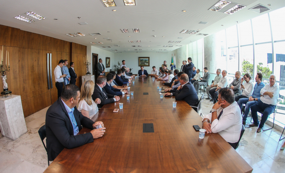 O Governador do Estado, Carlos Massa Ratinho Junior, assina o decreto que transfere a sede do governo para Cascavel, durante o Show Rural.
Curitiba,31/01/2019. Foto: Geraldo Bubniak/ANPr