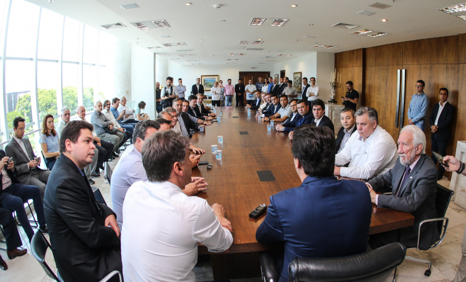 O Governador do Estado, Carlos Massa Ratinho Junior, assina o decreto que transfere a sede do governo para Cascavel, durante o Show Rural.
Curitiba,31/01/2019. Foto: Geraldo Bubniak/ANPr