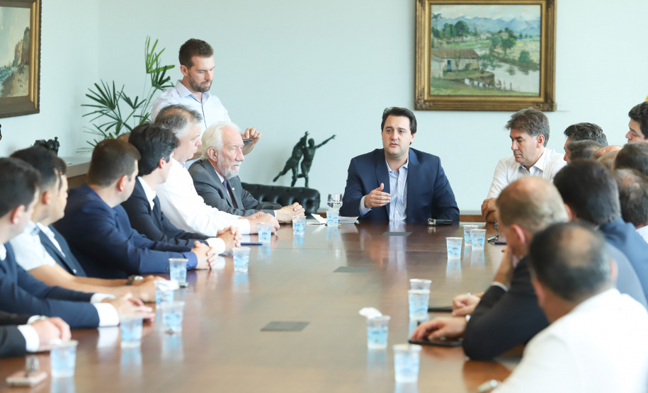 O Governador do Estado, Carlos Massa Ratinho Junior, assina o decreto que transfere a sede do governo para Cascavel, durante o Show Rural.
Curitiba,31/01/2019. Foto:Rodrigo Felix Leal/ANPr