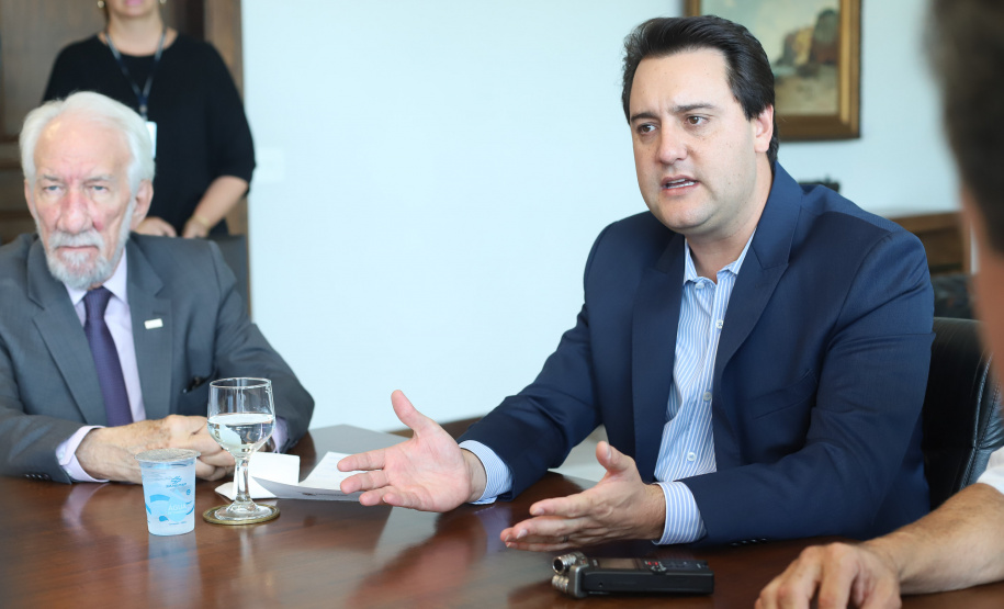 O Governador do Estado, Carlos Massa Ratinho Junior, assina o decreto que transfere a sede do governo para Cascavel, durante o Show Rural.
Curitiba,31/01/2019. Foto:Rodrigo Felix Leal/ANPr