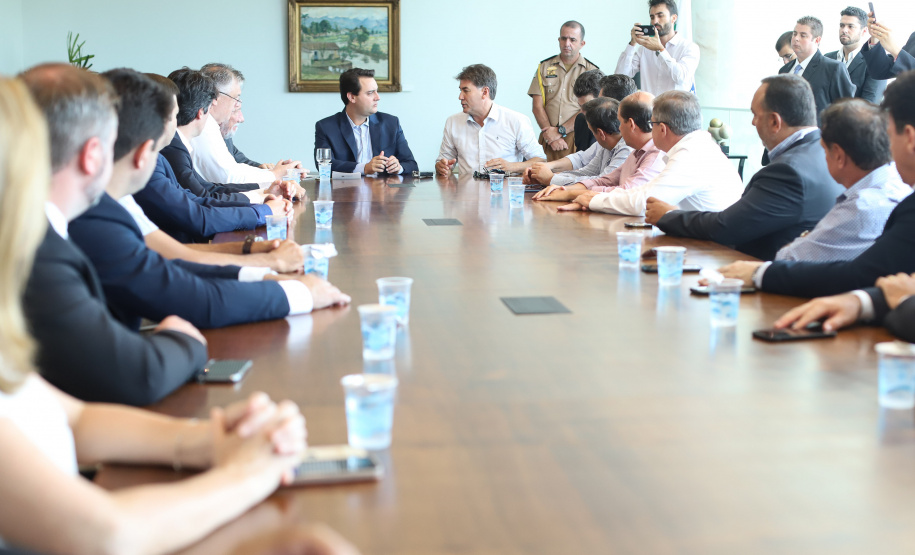 O Governador do Estado, Carlos Massa Ratinho Junior, assina o decreto que transfere a sede do governo para Cascavel, durante o Show Rural.
Curitiba,31/01/2019. Foto:Rodrigo Felix Leal/ANPr