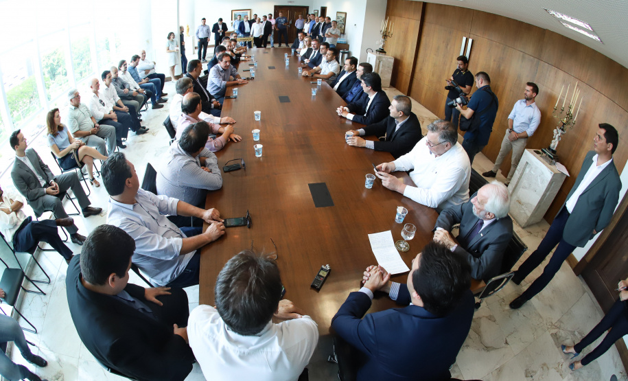 O Governador do Estado, Carlos Massa Ratinho Junior, assina o decreto que transfere a sede do governo para Cascavel, durante o Show Rural.
Curitiba,31/01/2019. Foto:Rodrigo Felix Leal/ANPr