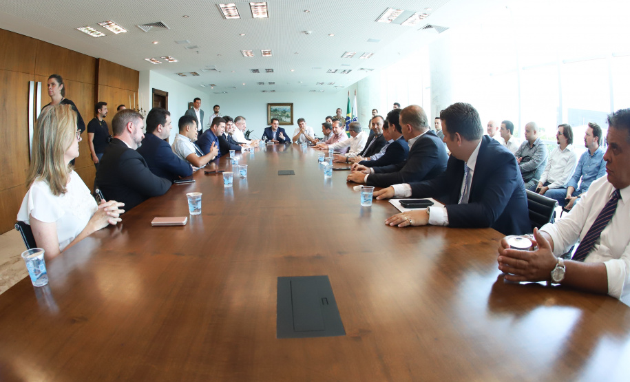 O Governador do Estado, Carlos Massa Ratinho Junior, assina o decreto que transfere a sede do governo para Cascavel, durante o Show Rural.
Curitiba,31/01/2019. Foto:Rodrigo Felix Leal/ANPr
