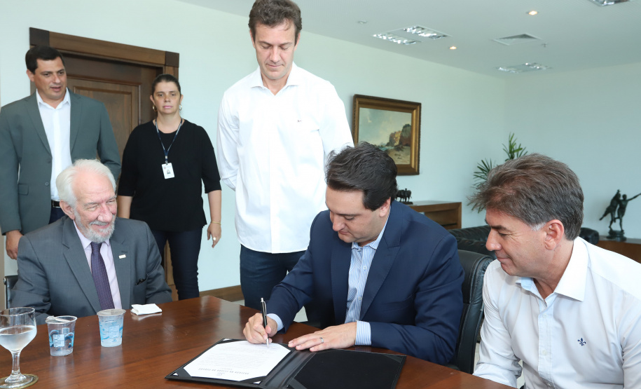 O Governador do Estado, Carlos Massa Ratinho Junior, assina o decreto que transfere a sede do governo para Cascavel, durante o Show Rural.
Curitiba,31/01/2019. Foto:Rodrigo Felix Leal/ANPr