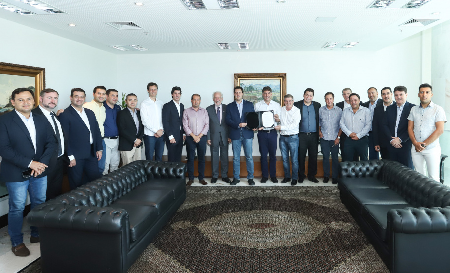 O Governador do Estado, Carlos Massa Ratinho Junior, assina o decreto que transfere a sede do governo para Cascavel, durante o Show Rural.
Curitiba,31/01/2019. Foto:Rodrigo Felix Leal/ANPr