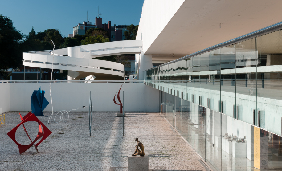Uma oficina direcionada ao público adulto acontece neste sábado (2), no Museu Oscar Niemeyer (MON). A atividade faz parte da edição comemorativa de 25 anos da Bienal Internacional de Arte Contemporânea de Curitiba, reconhecida como um dos principais eventos de arte do circuito mundial. Foto: Marcello Kawase/MON