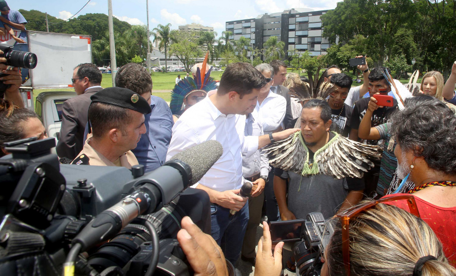 O chefe da Casa Civil, Guto Silva, e o secretário da Comunicação Social e Cultura, Hudson José, receberam nesta quinta-feira (31) representantes de tribos indígenas do Paraná. No dia nacional de manifestação em defesa dos índios, os integrantes do governo paranaense anunciaram a criação de uma comissão do Estado para interagir com os povos indígenas. Foto:Jaelson Lucas/ANPr