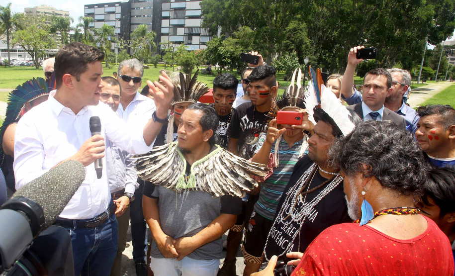 O chefe da Casa Civil, Guto Silva, e o secretário da Comunicação Social e Cultura, Hudson José, receberam nesta quinta-feira (31) representantes de tribos indígenas do Paraná. No dia nacional de manifestação em defesa dos índios, os integrantes do governo paranaense anunciaram a criação de uma comissão do Estado para interagir com os povos indígenas. Foto:Jaelson Lucas/ANPr