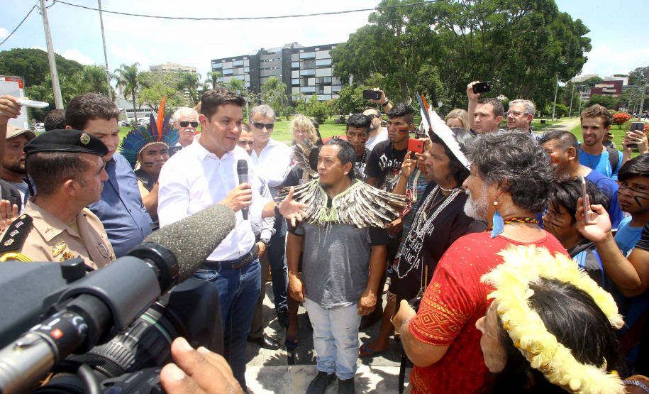 O chefe da Casa Civil, Guto Silva, e o secretário da Comunicação Social e Cultura, Hudson José, receberam nesta quinta-feira (31) representantes de tribos indígenas do Paraná. No dia nacional de manifestação em defesa dos índios, os integrantes do governo paranaense anunciaram a criação de uma comissão do Estado para interagir com os povos indígenas. Foto:Jaelson Lucas/ANPr