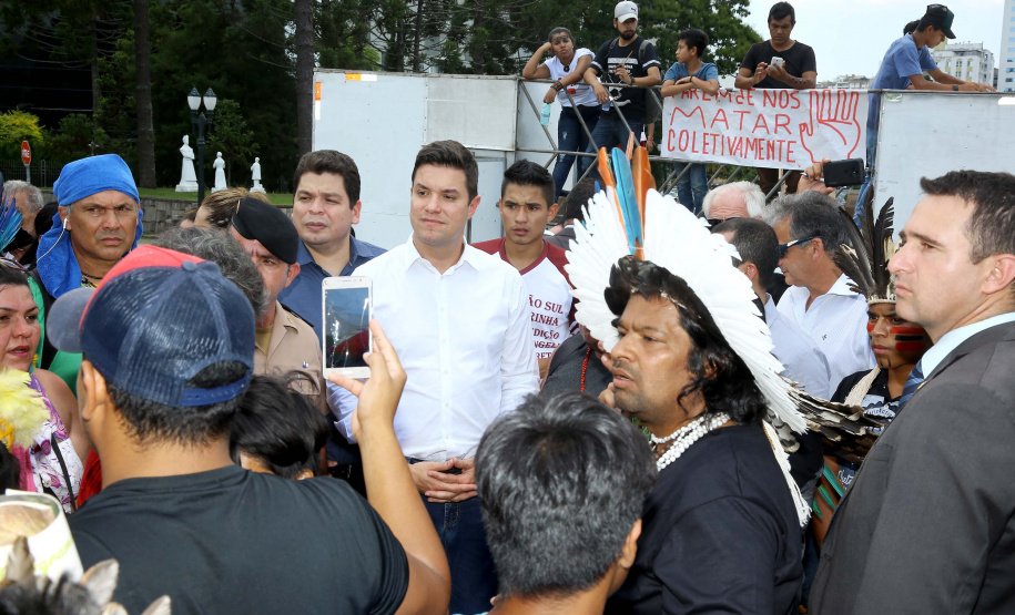 O chefe da Casa Civil, Guto Silva, e o secretário da Comunicação Social e Cultura, Hudson José, receberam nesta quinta-feira (31) representantes de tribos indígenas do Paraná. No dia nacional de manifestação em defesa dos índios, os integrantes do governo paranaense anunciaram a criação de uma comissão do Estado para interagir com os povos indígenas. Foto:Jaelson Lucas/ANPr