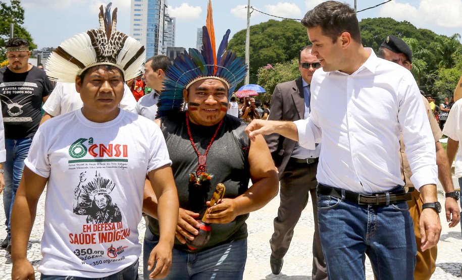 O chefe da Casa Civil, Guto Silva, e o secretário da Comunicação Social e Cultura, Hudson José, receberam nesta quinta-feira (31) representantes de tribos indígenas do Paraná. No dia nacional de manifestação em defesa dos índios, os integrantes do governo paranaense anunciaram a criação de uma comissão do Estado para interagir com os povos indígenas. Foto:Jaelson Lucas/ANPr