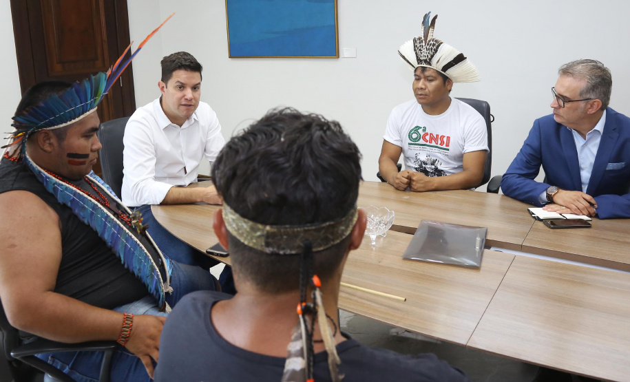 O chefe da Casa Civil, Guto Silva, e o secretário da Comunicação Social e Cultura, Hudson José, receberam nesta quinta-feira (31) representantes de tribos indígenas do Paraná. No dia nacional de manifestação em defesa dos índios, os integrantes do governo paranaense anunciaram a criação de uma comissão do Estado para interagir com os povos indígenas. Foto:Jaelson Lucas/ANPr