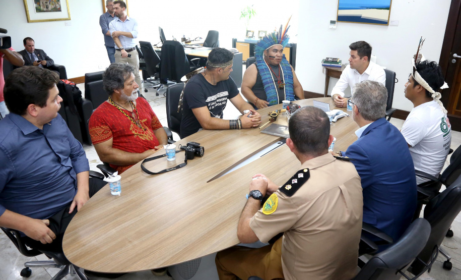 O chefe da Casa Civil, Guto Silva, e o secretário da Comunicação Social e Cultura, Hudson José, receberam nesta quinta-feira (31) representantes de tribos indígenas do Paraná. No dia nacional de manifestação em defesa dos índios, os integrantes do governo paranaense anunciaram a criação de uma comissão do Estado para interagir com os povos indígenas. Foto:Jaelson Lucas/ANPr