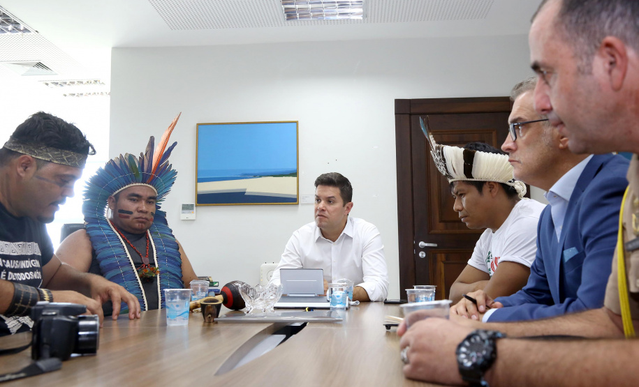 O chefe da Casa Civil, Guto Silva, e o secretário da Comunicação Social e Cultura, Hudson José, receberam nesta quinta-feira (31) representantes de tribos indígenas do Paraná. No dia nacional de manifestação em defesa dos índios, os integrantes do governo paranaense anunciaram a criação de uma comissão do Estado para interagir com os povos indígenas. Foto:Jaelson Lucas/ANPr