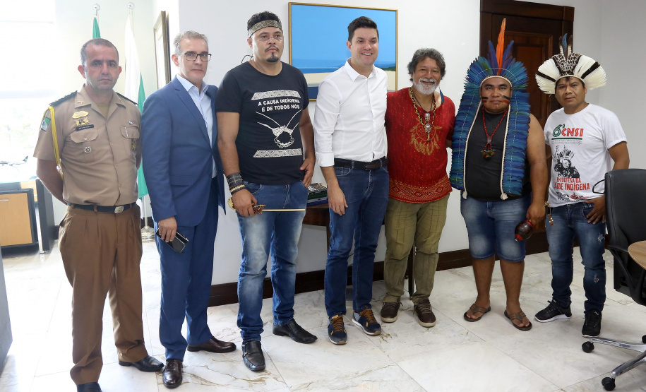 O chefe da Casa Civil, Guto Silva, e o secretário da Comunicação Social e Cultura, Hudson José, receberam nesta quinta-feira (31) representantes de tribos indígenas do Paraná. No dia nacional de manifestação em defesa dos índios, os integrantes do governo paranaense anunciaram a criação de uma comissão do Estado para interagir com os povos indígenas. Foto:Jaelson Lucas/ANPr