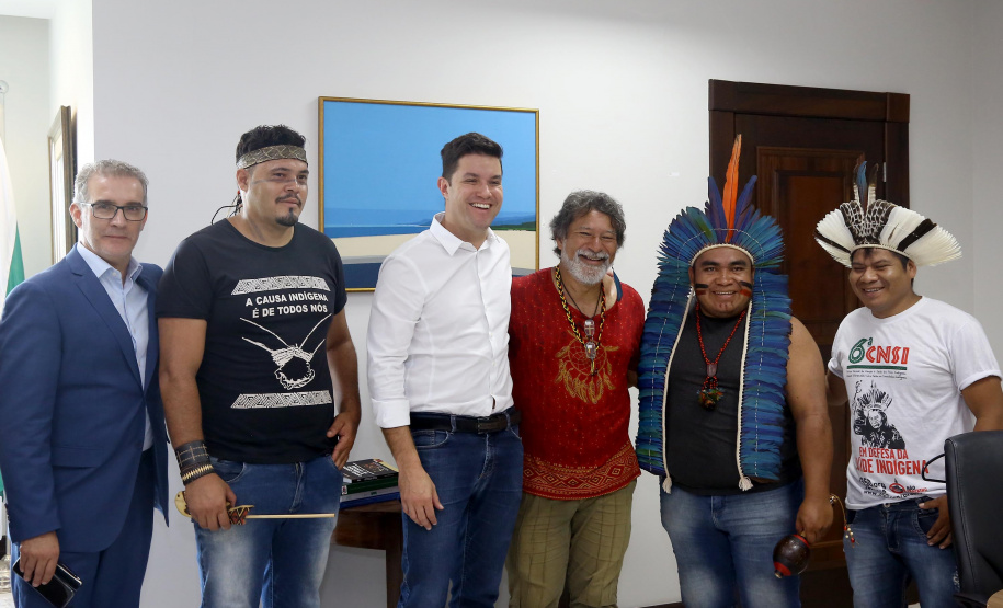 O chefe da Casa Civil, Guto Silva, e o secretário da Comunicação Social e Cultura, Hudson José, receberam nesta quinta-feira (31) representantes de tribos indígenas do Paraná. No dia nacional de manifestação em defesa dos índios, os integrantes do governo paranaense anunciaram a criação de uma comissão do Estado para interagir com os povos indígenas. Foto:Jaelson Lucas/ANPr
