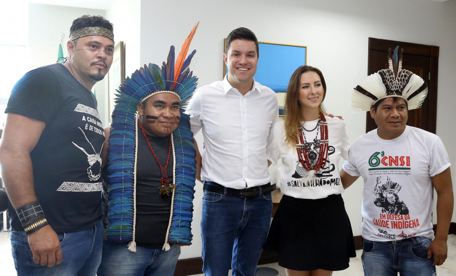 O chefe da Casa Civil, Guto Silva, e o secretário da Comunicação Social e Cultura, Hudson José, receberam nesta quinta-feira (31) representantes de tribos indígenas do Paraná. No dia nacional de manifestação em defesa dos índios, os integrantes do governo paranaense anunciaram a criação de uma comissão do Estado para interagir com os povos indígenas. Foto:Jaelson Lucas/ANPr